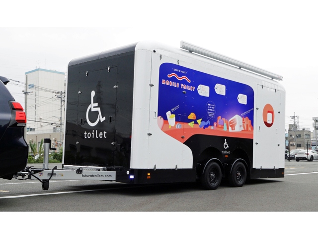 クルマ(普通車)で牽引して必要な場所に設置できる移動型バリアフリートイレ「モバイルトイレ」、写真では分からないが牽引しているのはトヨタのSUV、ランドクルーザー・プラド