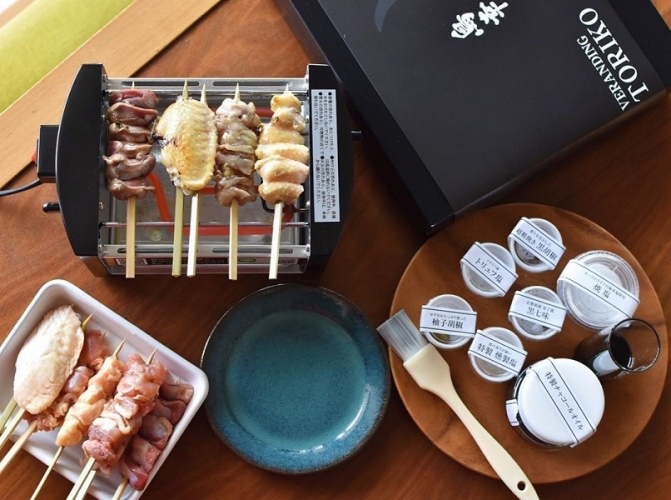 鳥幸の食材・焼台セット（画像：オイシックス・ラ・大地発表資料より）
