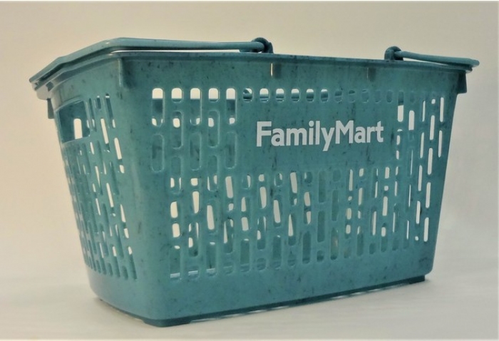 海洋プラスチックごみを原料の一部にした買い物かご（ファミリーマート発表資料より）