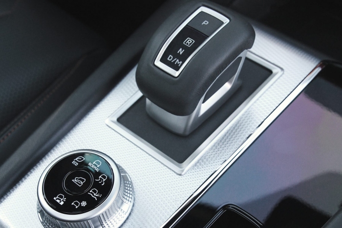 新型「アウトランダー」シフト周り（画像: 三菱自動車工業の発表資料より）