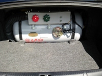 Photo：LPG車の車載タンク（画像提供：株式会社 タナベエナジー）
