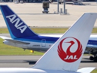 JALとANAが4月の国内線運行計画を発表。JALの運航率は3月の49%から65%へ大幅改善。ANAも3月の51%から62%へ大幅改善