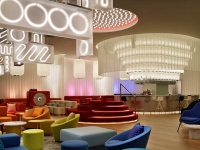 米マリオット・インターナショナルと積水ハウスが3月16日、大阪の御堂筋沿いにラグジュアリー・ライフスタイルホテル「W Osaka(ダブリューオーサカ)」を開業した。「W」はマリオットが世界に展開する人気ブランドホテルで、日本初進出。デザインは、世界的建築家の安藤忠雄氏が監修した。