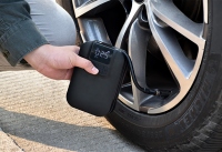 ポータブル電動空気入れの使用イメージ（画像：株式会社Gloture発表資料より）