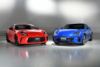 トヨタ「GR 86」（左）とスバル「BRZ」（画像: トヨタ自動車の発表資料より）