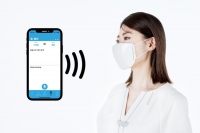 喋ると8カ国語に自動翻訳してくれる次世代型マスク「C-FACE」（画像: ドーナッツロボティクスの発表資料よりより）