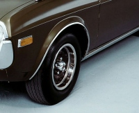 Photo：現代の車と較べてタイヤインチ径は小さいが太めのタイヤをリングで装っている

