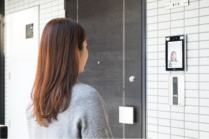 「住戸顔認証」の利用イメージ。（画像: プロパティエージェントの発表資料より）
