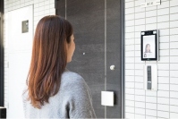 「住戸顔認証」の利用イメージ。（画像: プロパティエージェントの発表資料より）