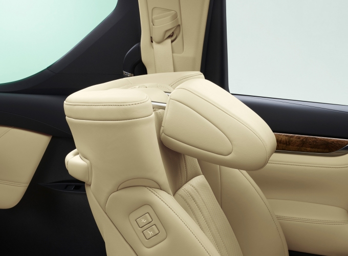 可倒式助手席ヘッドレスト（画像: トヨタ自動車の発表資料より）