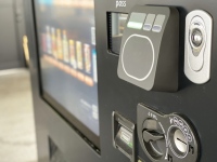 ダイドードリンコが自動販売機の顔認証決済サービスを開始。NECの顔認証技術を活用、日本初の自販機・顔認証決済サービスを導入(