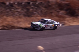 Photo：スカイライン打倒を果たした「第6回富士TT」で激走する加茂・増田組サバンナ（マツダレース委員会アーカイブ）