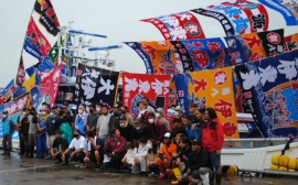 この時期、銚子漁港では、巻き網漁船が次々と水揚げのため入港する。そんな中、６月１９日（土）に、２そう巻き網では最高のプロフェッショナル漁師が集まる「伊東丸」の新型漁船（８号船）の進水式が銚子漁港第一卸売市場で盛大に執り行われた。