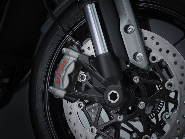 高仕様のBrembo製M50ラジアルモノブロックキャリパー（画像: トライアンフモーターサイクルズジャパンの発表資料より）