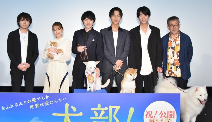 竹中雄大、大原櫻子、林遣都、中川大志、浅香航大、篠原哲雄監督（左から）©2021『犬部!』製作委員会