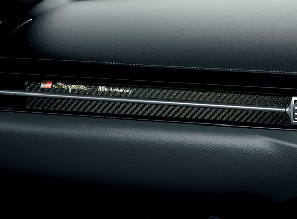 35周年記念カーボンオーナメント（画像: トヨタ自動車の発表資料より）