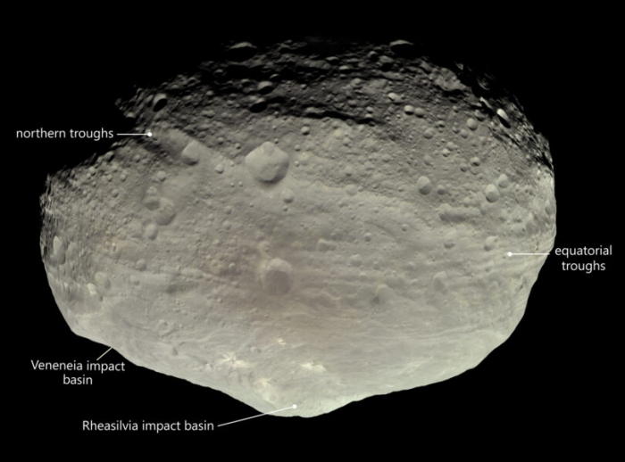 小惑星ベスタにある巨大な谷　この星にはレアシルビアとベネネイアと呼ばれる2つの巨大な谷が存在している。　(c) NASA,JPL