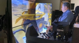 現場の状況が360度見渡せるディスプレイとモニタ（画像はコマツ発表資料より）