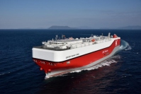 川崎汽船＜９１０７＞（東１）は、２０２１年３月に竣工した同社初のＬＮＧ燃料自動車専用船「ＣＥＮＴＵＲＹ　ＨＩＧＨＷＡＹ　ＧＲＥＥＮ」に続き、２０２３年度から２０２５年度までに計８隻の７０００台積みＬＮＧ燃料自動車専用船の調達を決定し、そのうち日本シップヤード株式会社、株式会社新来島どっく、招商局南京金陵船舶有限公司とそれぞれ２隻の新造船建造を合意した。