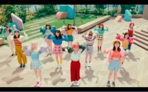 エービーシー・マート＜２６７０＞（東１）は、アイドルグループＡＫＢ４８・岡田奈々、小栗有以、本田仁美他を起用したＷＥＢ－ＣＭ「ニューバランス　３２７　Ｗａｌｋｉｎｇ　Ｄａｎｃｅ篇」を２０２１年９月２２日（水）から公式ＹｏｕＴｕｂｅやＡＢＣマート公式サイトなどで公開する。