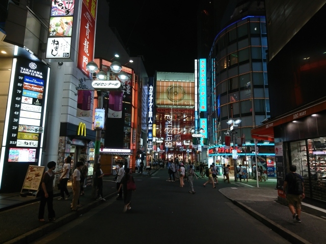 PIAZZAが「緊急事態宣言等の緩和に関する調査」。行動制限緩和に賛成、旅行で54%、飲食等48%、イベント38%、学校行事67%で多数派。理由はワクチン効果。ワクチンパスポート賛成は57%。