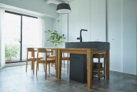 １０月５日に創業７２周年を迎えたクリナップ＜７９５５＞（東１）は、２０１９年から先行テスト販売を行っていた新生活提案キッチン「ＨＩＲＯＭＡ」を、１０月４日（月）から本格販売している。１１月には専用のＥＣサイトも開設予定で、オンラインとリアルを併用してアプローチしていく。