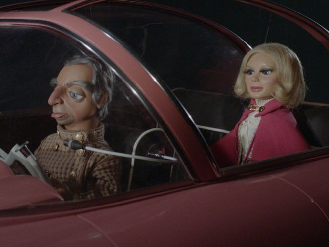 エピソード３よりパーカー（左）とレディ・ペネロープThunderbirds TM and © ITC Entertainment Group Limited 1964, 1999 and 2021. Licensed by ITV Studios Limited. All rights reserved.