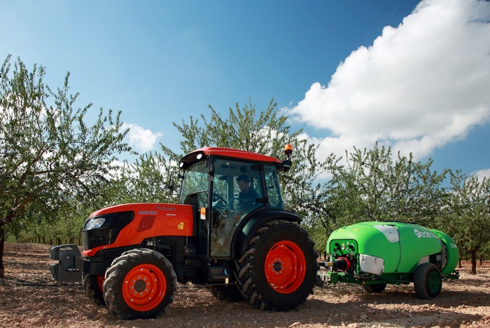 フェデ社製品を装着した薬剤散布の様子（画像: クボタの発表資料より）