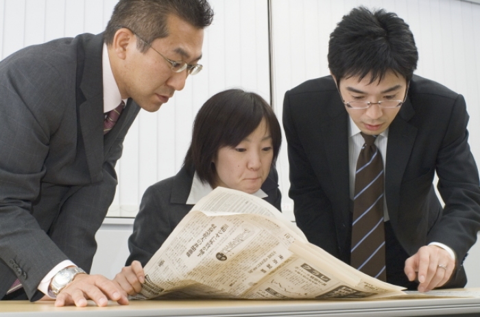 エノモト<6928>(東1)は、前日8日に53円安の1767円と続落して引けた。日経平均株価が、安値引けで104円安と続落したうえに、今年10月29日に発表した来年4月から適用される東証の市場区分再編に際して最上位のプレミアム(P)市場の上場基準への不適合も重なって売り増勢となった。9日は59円高の1826円まで上げた。 エノモト<6928>(東1)は、前日8日に53円安の1767円と続落して引けた。日経平均株価が、安値引けで104円安と続落したうえに、今年10月29日に発表した来年4月から適用される東証の市場区分再編に際して最上位のプレミアム(P)市場の上場基準への不適合も重なって売り増勢となった。9日は59円高の1826円まで上げた。