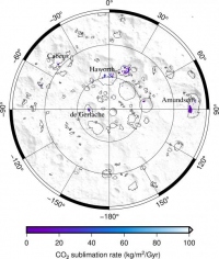 月の二酸化炭素コールドトラップ分布図（紫色でマーク）。これらの地域は冥王星より低温になる。(c) Norbert Schorghofer.