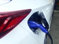 富士経済が「EV・PHV向け家庭用充電器の世界市場調査」。国内の家庭用充電器は戸建向けが大半。中国では無償提供が一般的、集合住宅に設置義務付け