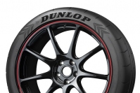 2022年型日産・GT-Rに装着されるDUNLOP「SP SPORT MAXX GT 600 DSST」のNISMO用フロントタイヤ。「Nano Black」を採用したDUNLOPロゴ （画像: 住友ゴム工業発表資料より）