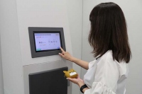 受付機を起点に落とし物管理業務の効率化を図る（写真はグローリー発表資料より）