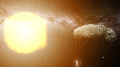 太陽、太陽風、小惑星イトカワのイメージ。（画像: オースティン大学の発表資料より）
