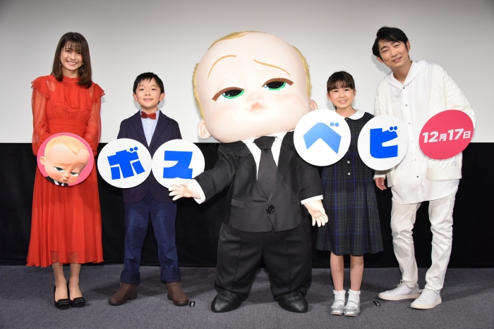 「ボス・ベイビー　ファミリー・ミッション」親子試写会に顔を揃えた（左から）乙葉、中田理智、ボス・ベイビー、新津ちせ、石田明© 2021 DreamWorks Animation LLC. All Rights Reserved.