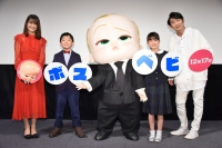 「ボス・ベイビー　ファミリー・ミッション」親子試写会に顔を揃えた（左から）乙葉、中田理智、ボス・ベイビー、新津ちせ、石田明© 2021 DreamWorks Animation LLC. All Rights Reserved.