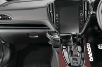 スバルレヴォーグに専用設計されたドリンクホルダー取り付けイメージ（画像：株式会社カーメイト発表資料より）