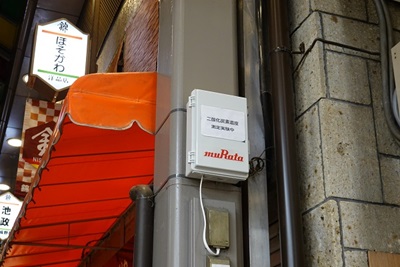 錦市場商店街に設置された二酸化炭素濃度検知機器（村田製作所発表資料より）