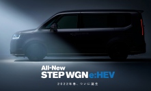 2022年1月7日に全体のデザインが公表となる新型「HONDA STEP WGN」。サイドビューは2代目をストレッチした長いボディに見える。パワーユニットは2リッター「e:HEV(ハイブリッド)」、「AIR」と「SPADA」のテイストの違うふたつのシリーズを設定