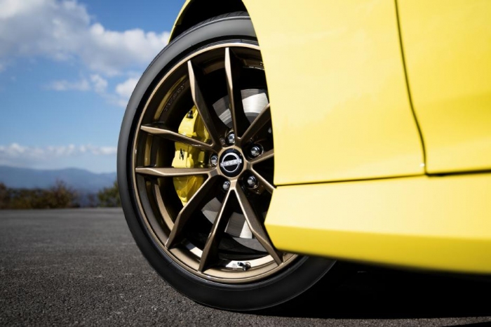 レイズ製19インチアルミ鍛造ホイール、4輪アルミキャリパー対向ピストンブレーキ：発表資料より