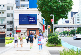 実証実験を行う表参道の屋外広告媒体(画像:LIVE BOARDの発表資料より) 実証実験を行う表参道の屋外広告媒体(画像:LIVE BOARDの発表資料より)