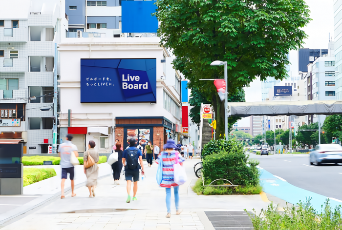 実証実験を行う表参道の屋外広告媒体（画像：LIVE BOARDの発表資料より）