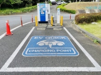 富士経済が「EV/PHV用充電器の国内市場調査」。EV/PHVの車種増加に伴って、22年以降は出力3kW機から6kW機への更新・新規設置も本格化する見込み。家庭用と公共用が市場をけん引。