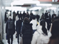 労務行政研究所が「賃上げ等に関するアンケート」。2022年の賃上げ見通し、労働側6428円、2.05%、経営側6423円、2.04%で両者は近接