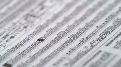 シミックホールディングス＜２３０９＞（東１）は、今週末の３連休を控え、「オミクロン株」の一段の感染拡大や重症患者の増加、病床使用率の逼迫などへの警戒感が強まっており、政府も、まん延防止等重点措置を延長し３回目のワクチン接種を加速さえることから接種関連株の一角として同社株に買い物が増勢となっている。