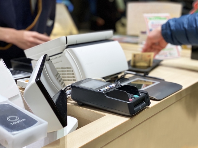 帝国データバンクが「家計消費支出の動向と2022年の見通し」。1月の個人消費は5カ月ぶりに悪化。飲食・宿泊など個人向けサービスは急下降。消費動向は二極化。飲酒代はコロナ前比8割減。