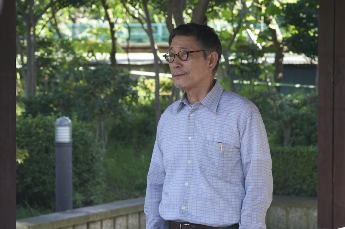 心理学の教授に扮する小林薫©︎2022「はい、泳げません」製作委員会