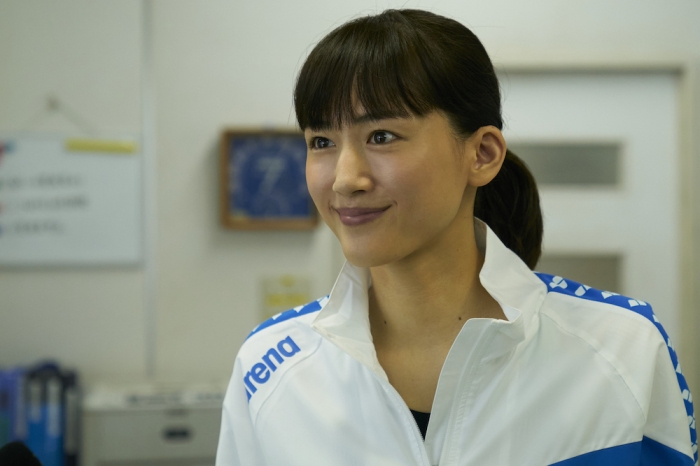 不器用な変わり者のコーチに扮する綾瀬はるか©︎2022「はい、泳げません」製作委員会