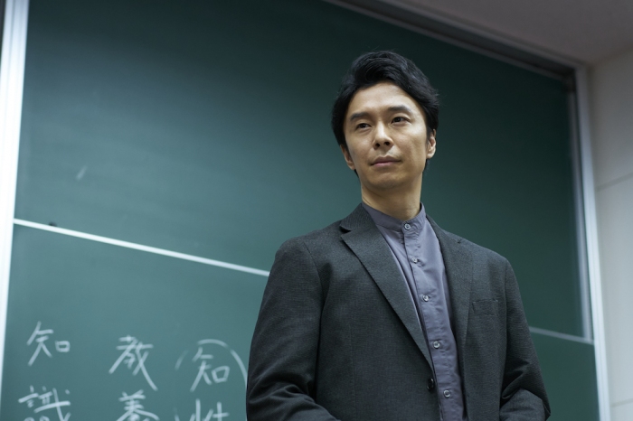 水が苦手で泳げない主人公を演じる長谷川博己©︎2022「はい、泳げません」製作委員会