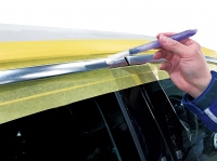 輸入車のウィンドウフレームモールを白サビから守る「アルカリブロックキーパー」施工イメージ（画像：KeePer技研発表資料より）